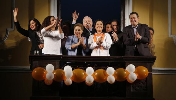 Keiko Fujimori inauguró el local de Fuerza Popular, en el Centro de Lima, en noviembre de 2016. Un año después, esa oficina sería allanada por el fiscal José Domingo Pérez. Al lado derecho de la foto está el entonces congresista Rolando Reátegui, quien luego declaró sobre los aportantes fantasmas del partido naranja. (Foto: Archivo El Comercio)