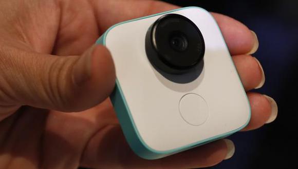 Google Clips, la cámara compacta que presentó la compañía en el evento de lanzamiento de los nuevos smartphones Pixel 2 y Pixel 2 XL. (Foto: Reuters)