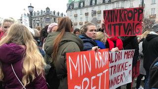 Miles de personas protestan contra la restricción del aborto en Noruega