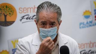 Vacunagate en Ecuador: renunció el ministro de Salud tras ser acusado de inocular a allegados y familiares 