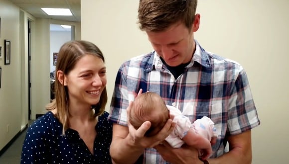 Matt y Katie Curtis conociendo por primera vez a su hija adoptiva. (Imagen: Genesis Media / YouTube)
