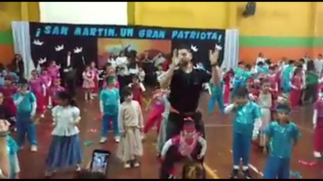 Mariano Salas le 'prestó' sus piernas a una de sus alumnas que no puede caminar por una malformación genética. (Captura)