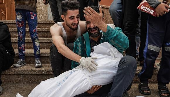 Palestinos lloran a sus familiares muertos en el ataque israelí al hospital Nasser en Jan Yunis, en el sur de la Franja de Gaza, el 28 de diciembre de 2023. (Foto de AFP)