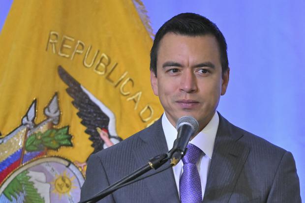 El presidente de Ecuador, Daniel Noboa, habla durante una ceremonia de inauguración de un referéndum sobre medidas más duras contra el crimen organizado en Quito el 21 de abril de 2024. (Foto de Rodrigo BUENDÍA / AFP).