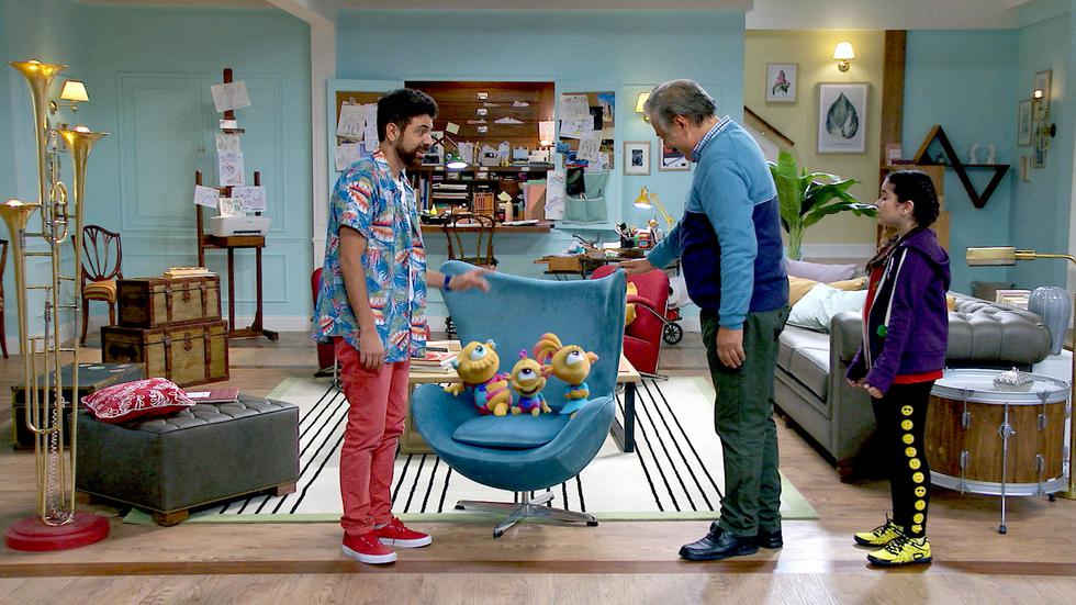 Los argentinos Lourdes Errante y Gustavo Masó, y el brasileño Vinicius Campos, protagonistas de la serie, junto a los nivis.