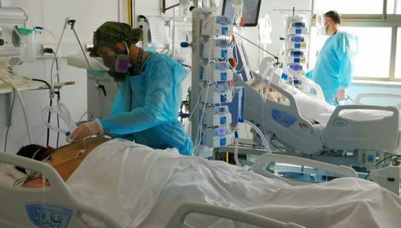 La enfermera chilena normalmente tiene a tres pacientes a cargo al día. Vivir la enfermedad desde el centro de urgencias de Santiago, la capital chilena, ha sido un trabajo extremadamente duro. (Macarena Piñeda).