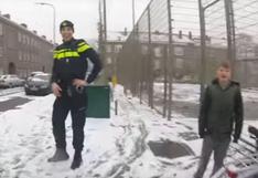 Niños 'atacaron' a policía con bolas de nieve y su respuesta fue inesperada