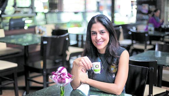 Ana María Bugosen es la gerenta general de Cafeladería 4D. Trabajó en una empresa automotriz en Chile y luego volvió a trabajar en la cafeladería 4D como maestra heladera. Años después, asumió la gerencia general. (Foto: Nancy Chappell)