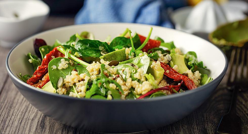 Los alimentos verdes son una excelente fuente de calcio que el cuerpo necesita.