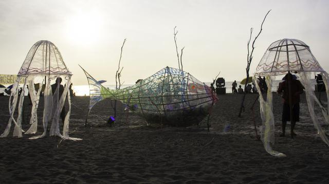 Las esculturas en forma de pez y medusas lograron visibilizar todo el plástico que se consumió durante el desarrollo del festival. (Foto: Carla Huamaní)