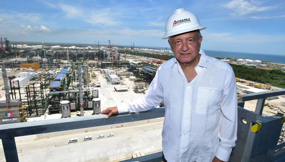 El mandatario mexicano, Andrés Manuel López Obrador, donde se observa la Refinería Dos Bocas, en el municipio de Paraíso en Tabasco (México).