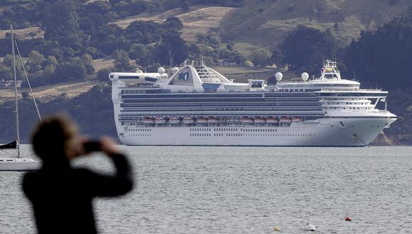 No se permite que los pasajeros a bordo del crucero Golden Princess salgan del barco, mientras que a algunos pasajeros se les realiza la prueba del nuevo coronavirus. (Foto: AFP)