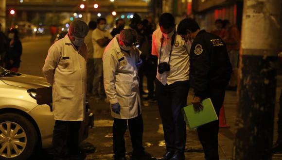 Familiares del adolescente llegaron hasta el edificio donde residiría el sujeto que realizó los disparos. Foto: GEC