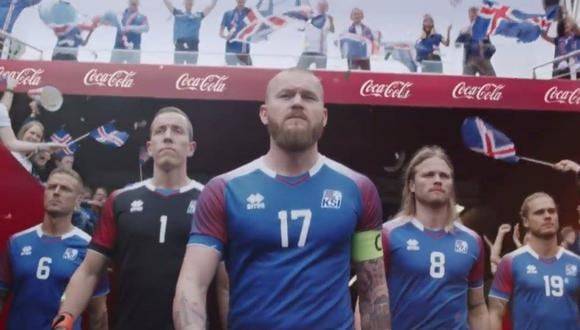 Hannes Halldórsson, arquero de la selección de Islandia, dirigió un comercial sobre una conocida marca de bebidas en la que destacó el presente futbolístico de su país. El portero se desempeña cineasta profesional (Foto: captura de pantalla)