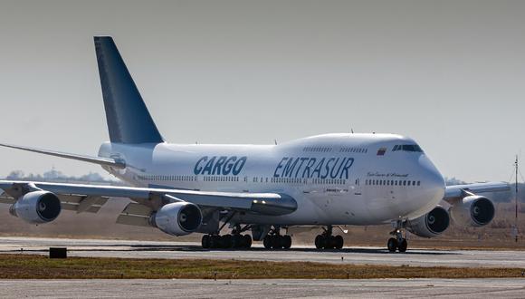 El Boeing 747-300 de la aerolínea venezolana Emtrasur Cargo espera en el aeropuerto de Córdoba, Argentina, antes de volar hacia Buenos Aires, el 6 de junio de 2022. (Foto: Sebastian Borsero / AFP)