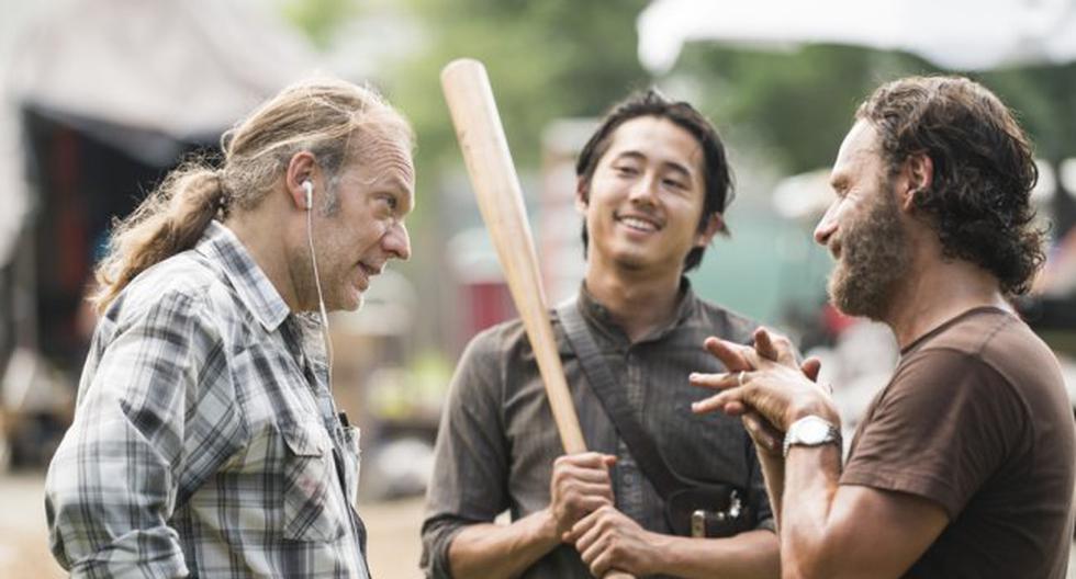 Greg Nicotero al lado de Steve Yeun (Glenn) y Andrew Lincoln (Rick Grimes). (Foto: AMC)