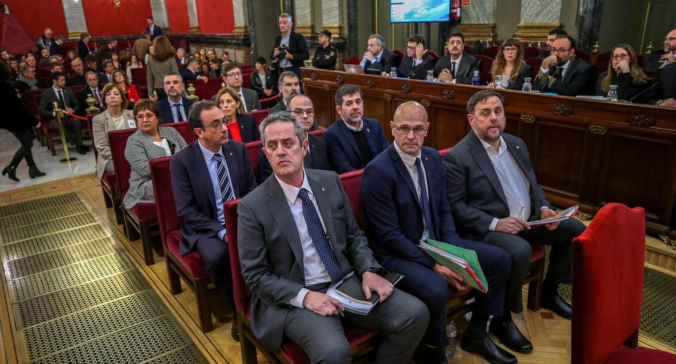 En la primera fila, de derecha izquierda: Oriol Junqueras, Raul Romeva y Joaquim Forn, acompañados del resto de líderes catalanes acusados de sedición, durante una audiencia en la Corte Suprema, en febrero.  (AFP)