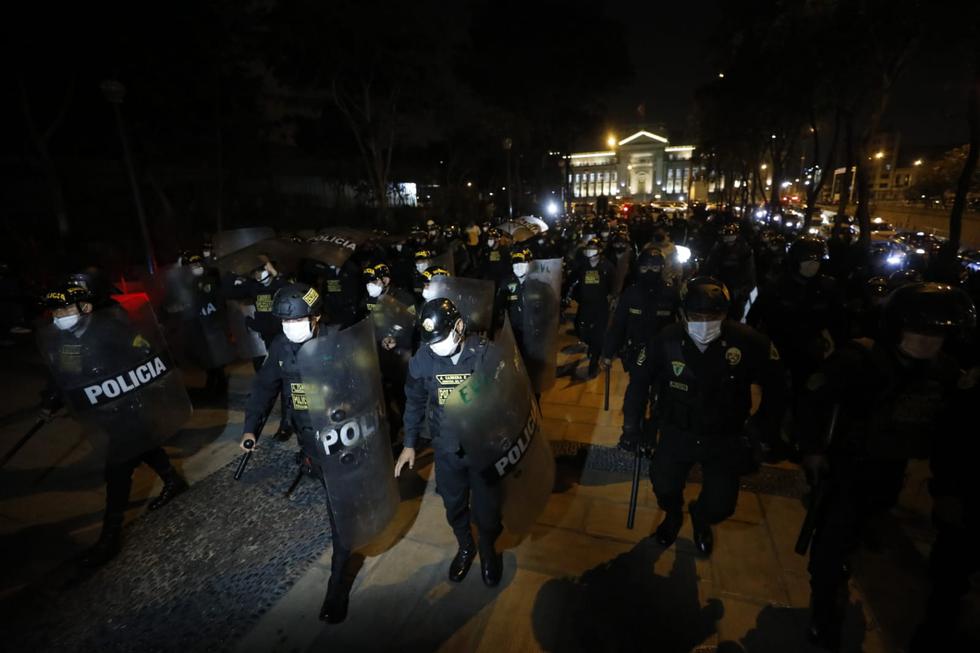 Por la noche, el número de manifestantes aumentó. Se estimó que habían unas 400 personas. Para contenerlas, la policía movilizó más agentes en los alrededores de la Plaza San Martín.(Foto: Cesar Bueno/ @photo.gec)
