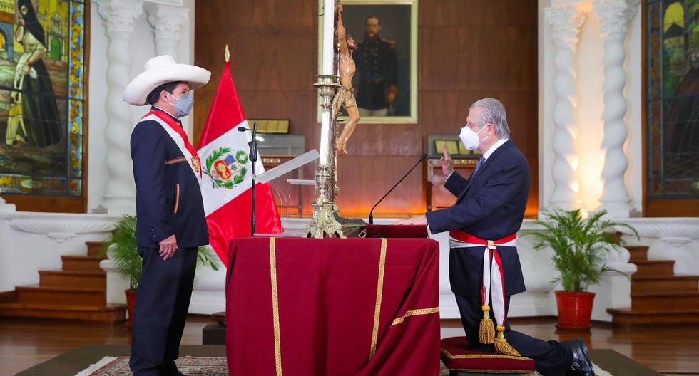 Óscar Maúrtua de Romaña sucede en el cargo a Héctor Béjar. Su juramentación generó malestar en un sector de Perú Libre (Foto: Presidencia)