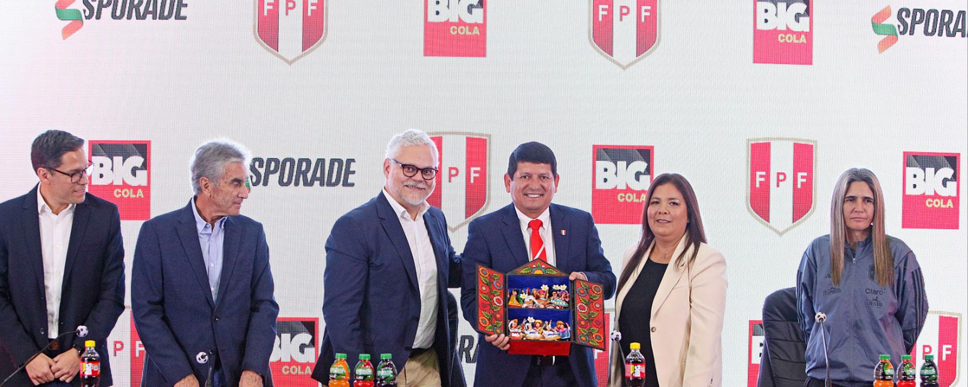 ¿Cómo el grupo AJE llegó a ser el nuevo patrocinador de la selección peruana?, ¿y qué pasó con Coca -Cola?