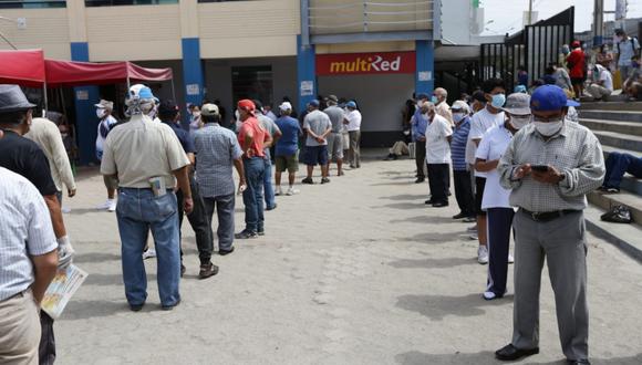 Largas colas se forman a las afueras del Banco de la Nación para cobrar el bono de S/380. (Foto: GEC)