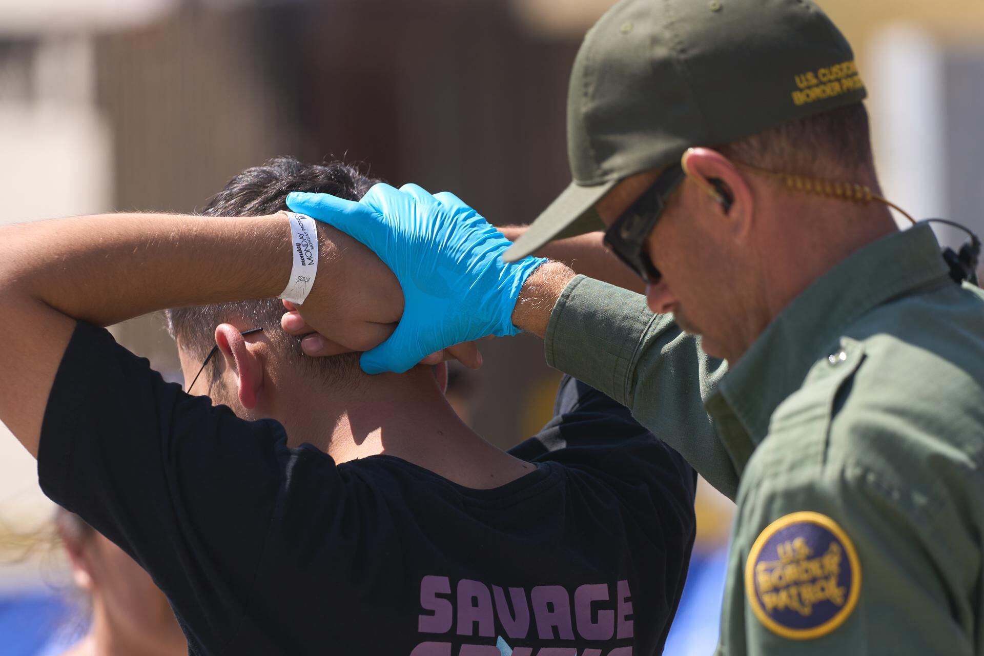 United States Border Patrol agents process migrants who were camping between the two southern border fences with Mexico, in San Diego, California, on September 25, 2023. (EFE/EPA/ALLISON DINNER).