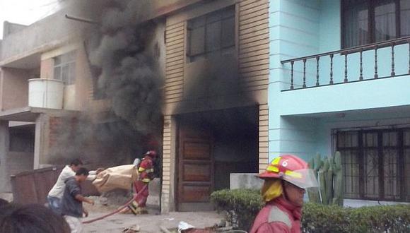 San Juan de Miraflores: incendio afectó vivienda de dos pisos