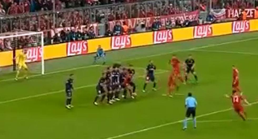 Xabi Alonso fue el encargardo de abrir el marcador 1-0 a favor del Bayern Munich ante Atlético Madrid con un increíble tiro libre, con una inesperada ayuda (Foto: Captura - YouTube)