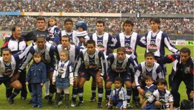 Arakaki y Guillermo Salas jugaron juntos y salieron campeones en el Centenario de Alianza Lima en 2001. (Foto: Archivo)