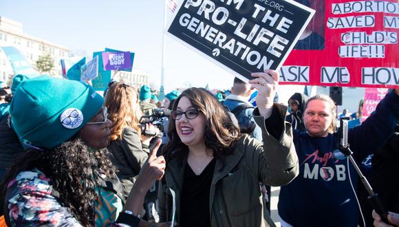 Manifestantes antiaborto y los activistas pro-aborto son captados discutiendo durante una manifestación frente a la Corte Suprema de los Estados Unidos, en Washington DC, en marzo de 2020. (SAUL LOEB / AFP).