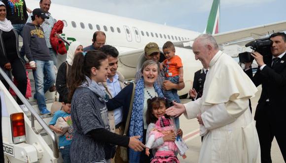 El Papa visitó Lesbos y se llevó 12 refugiados sirios a Roma