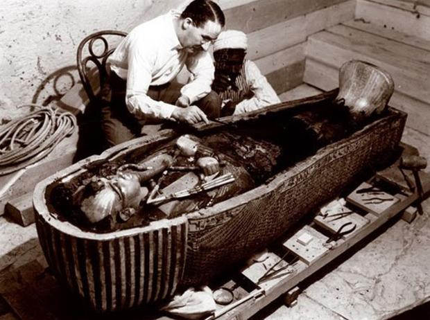 Lord Carnarvon examines the tomb.  (Photo: Public Domain)