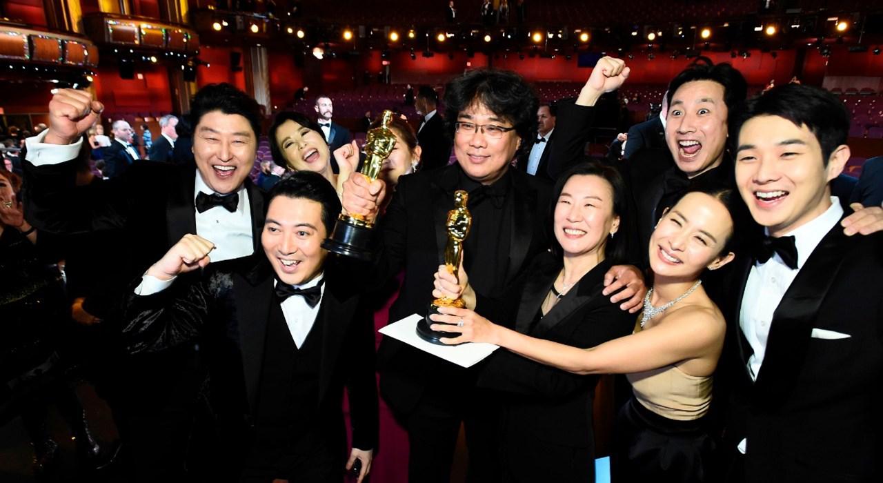 El elenco de "Parasite" celebra su noche de gloria en el Oscar 2020. (Foto: Agencias)