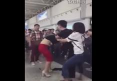 Encontró a su esposo con su amante en el aeropuerto e inició una pelea