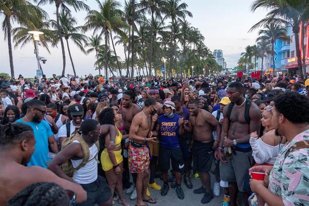 Una gran multitud de personas participa en una fiesta callejera cerca de la playa, durante las vacaciones de primavera en Miami Beach, Florida, Estados Unidos, el 20 de marzo de 2021. (EFE / EPA / CRISTOBAL HERRERA-ULASHKEVICH).
