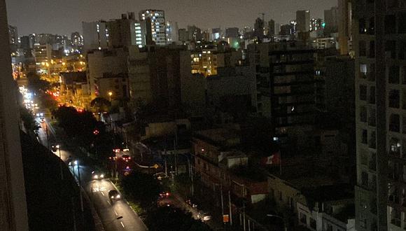 Se reportó un apagón en varios distritos de Lima. Enel informó que el hecho se produjo por una “interrupción imprevista” en sus redes de alta tensión. (Foto: @vanemi / X)