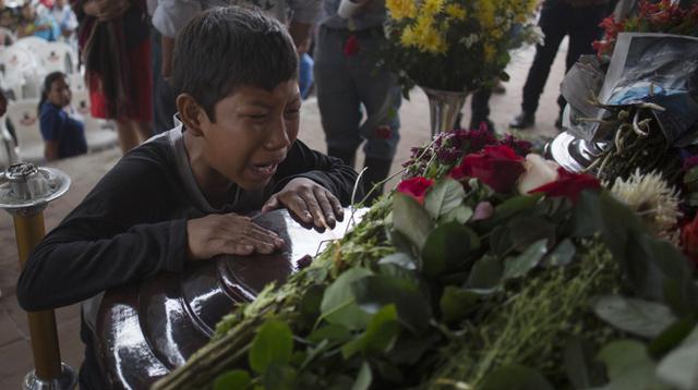 El Instituto Nacional de Ciencias Forenses de Guatemala ha identificado a ocho personas fallecidas en Alotenango y ha colocado hojas de papel con sus nombres sobre los ataúdes, en los que se recargan para descargar su tristeza, quienes jamás imaginaron que la furia del volcán los encontraría alguna vez directamente. (AP)