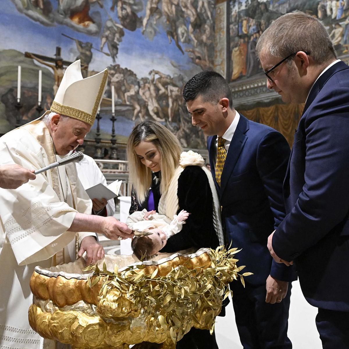 Ciudad del Vaticano  Papa Francisco bautizó a decenas de niños y
