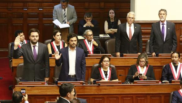 Juramentación fue por bloques. En la foto, Alberto de Belaunde y Daniel Olivares, ambos de la bancada del Partido Morado, juran a sus cargos. (Foto: Congreso)