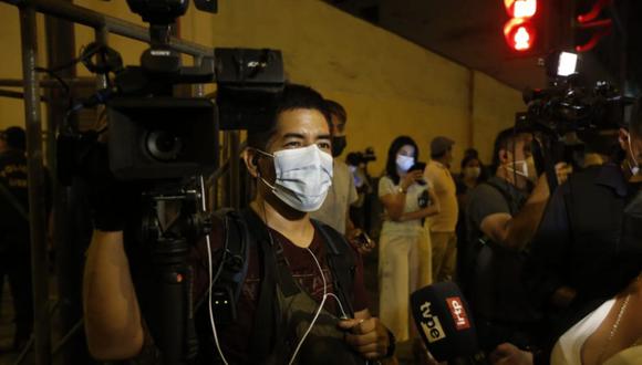 Periodistas de diferentes medios de comunicación fueron agredidos en la noche del martes en los exteriores del Congreso por simpatizantes del Gobierno | Foto: Jorge Cerdan / @photo.gec