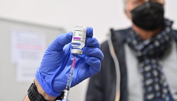 Imagen referencial. Una dosis de la vacuna contra el coronavirus de AstraZeneca se aplica al personal escolar del Hospital San Giovanni Bosco en Turín, Italia, el 19 de febrero de 2021. EFE