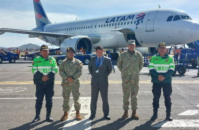 Mandos militares y policiales estuvieron presentes en la llegada del primer vuelo comercial en el aeropuerto de Juliaca después de tres meses de cierre | Foto: Difusión