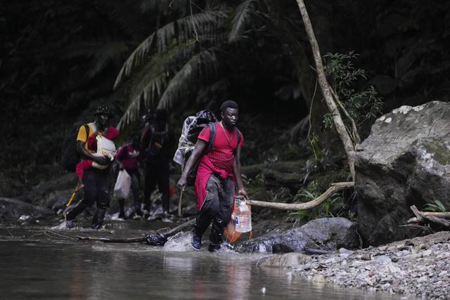 Los migrantes cruzan el río Acandi en su camino hacia el norte, en Acandi, Colombia, el miércoles 15 de septiembre de 2021. (AP Foto/Fernando Vergara).
