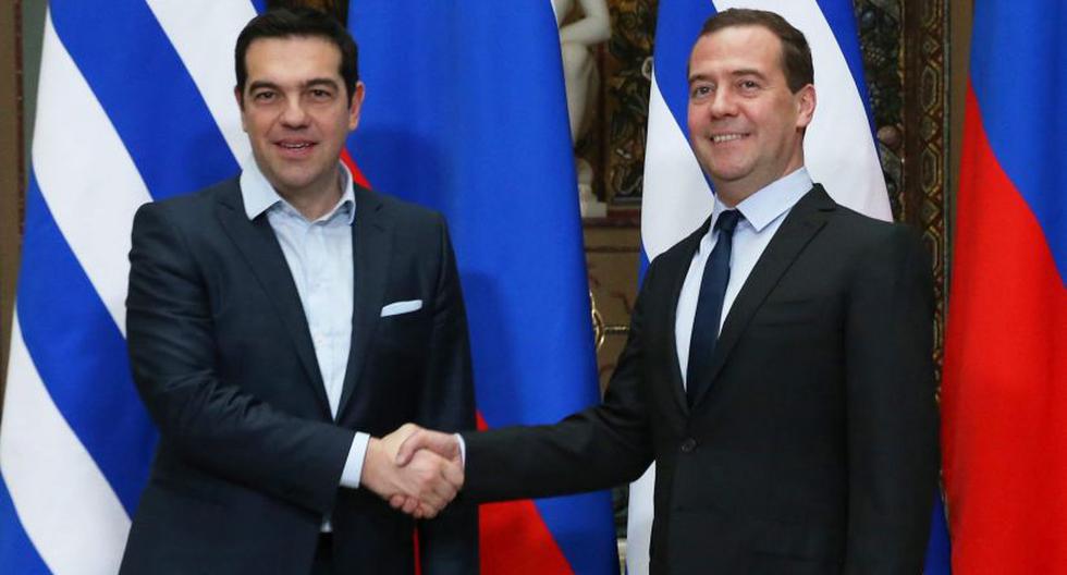Primer ministro griego, Alexis Tsipras, saluda a su homólogo ruso, Dmitir Medvedev. (Foto:EFE)