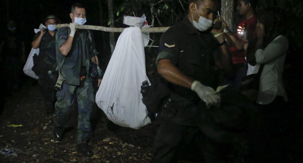 Policía de Malasia traslada restos humanos relacionados con tráfico de personas. (Foto: EFE)