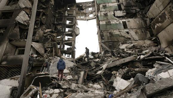 Los residentes buscan sus pertenencias en las ruinas de un edificio de apartamentos destruido durante los combates entre las fuerzas ucranianas y rusas en Borodyanka, Ucrania.