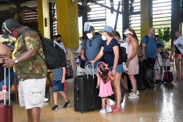 Unos 41.000 turistas han sido evacuados de hoteles de Cancún, México, antes de la llegada del huracán Delta. (Foto: ELIZABETH RUIZ / AFP).