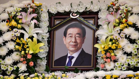 Un altar en homenaje al difunto alcalde de Seúl, Park Won-soon, en el hospital de la Universidad Nacional de Seúl. (Foto: AFP).