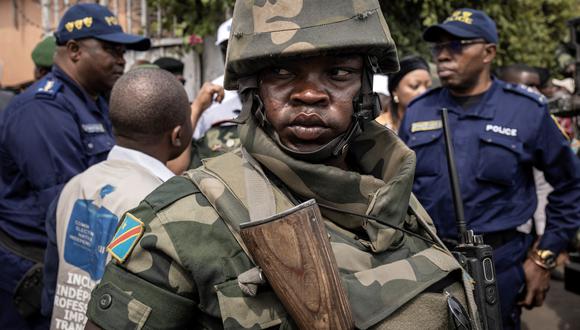 Oficiales militares y policiales congoleños aseguran el registro el primer día de operaciones en Goma, este de la República Democrática del Congo, el 16 de febrero de 2023. (Foto referencial, Guerchom Ndebo / AFP),