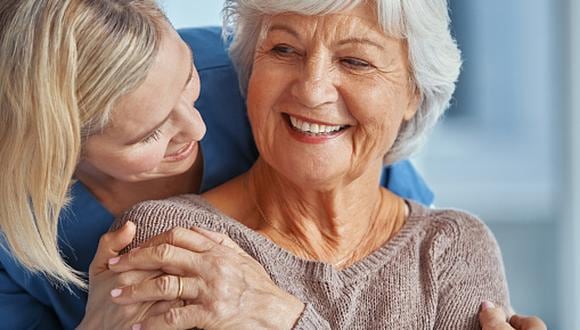 Es necesario brindarle al adulto mayor mucho afecto y compañía porque la salud está asociada directamente con su bienestar emocional, señala el especialista. (Foto: Getty Images)